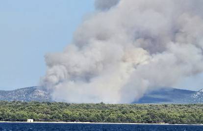 Vatrogasci nadziru požarišta u Tučepima i Vrsinama: Izbio je još jedan požar u Dugom Ratu