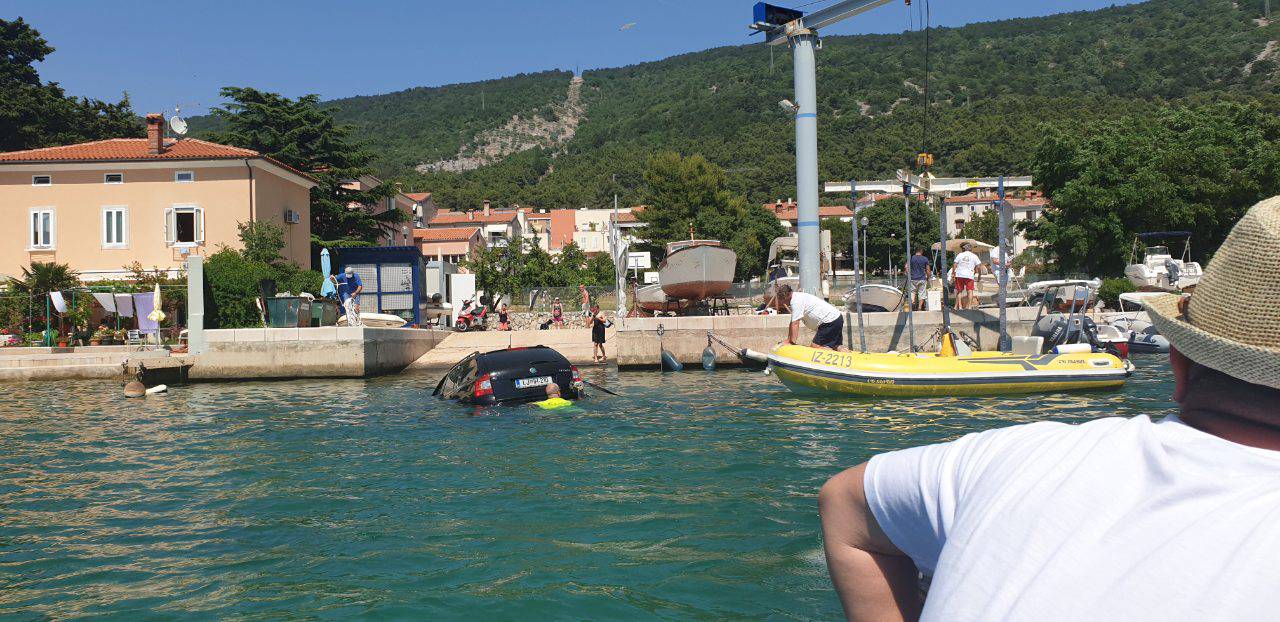 Slovenci spuštali gliser u more na Cresu pa im zaplivao i auto