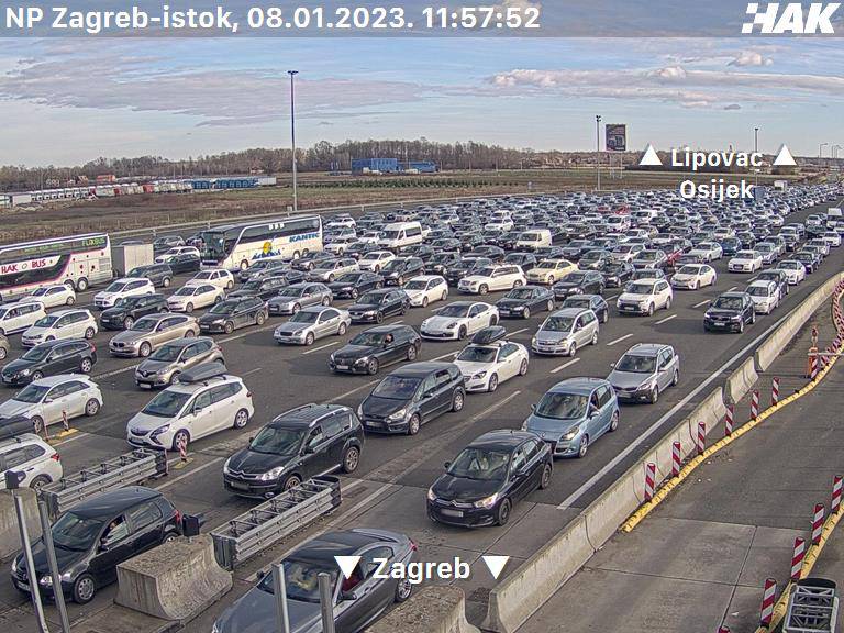 VIDEO Prometni kaos: Gužve na autocestama, satima se čeka na ulaz u Hrvatsku iz Srbije i BiH