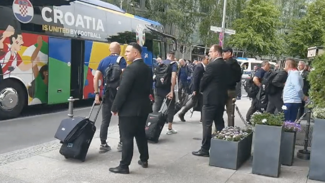 VIDEO 'Vatreni' stigli u Berlin: Modrić izazvao oduševljenje navijača, pozdravljali i Broza
