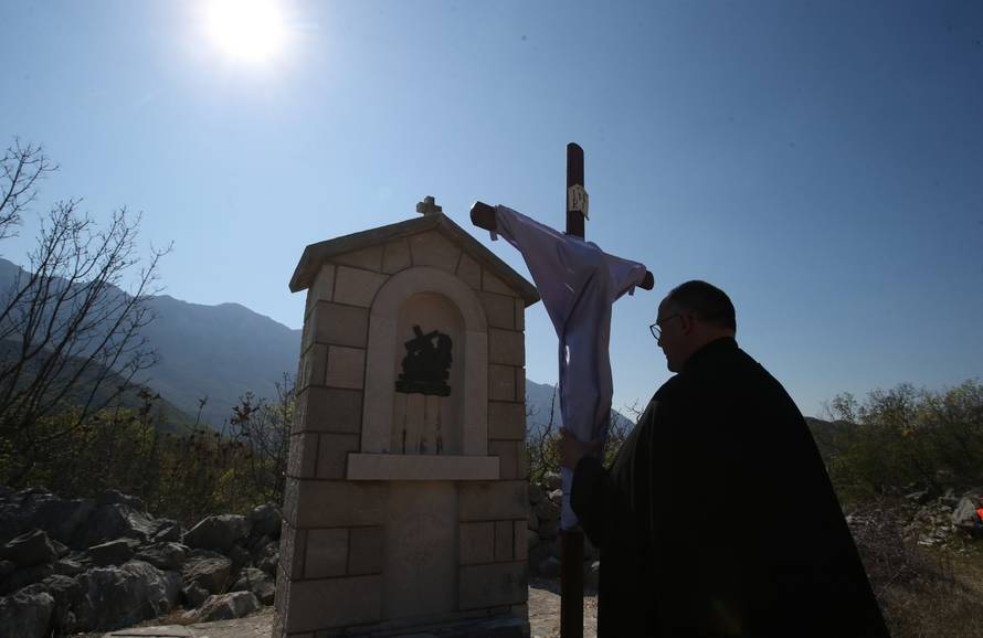 Tradicionalni Križni put na Veliki petak od Zagvozda do Rastovca