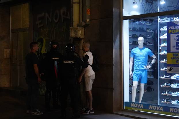 Beograd: Žandarmerija je uništila blokadu kod Strojarskog fakulteta i krenula prema Pravnom