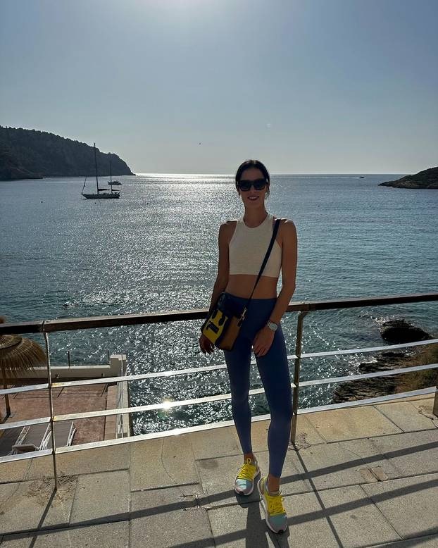 FOTO Ana Ivanović blista nakon razvoda sa Schweinijem. Pljušte komentari na fotke s plaže