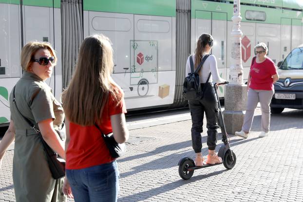 Zagreb: Mnogi voza&ccaron;i elektri&ccaron;nih romobila jo&scaron; uvijek ne nose kacige