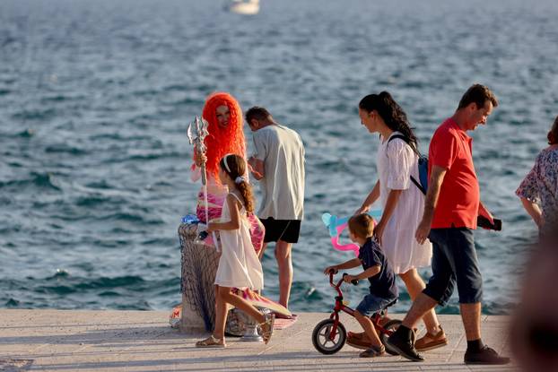 Zadar: Turisti uživaju u šetnji gradom