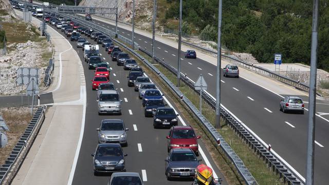 Zadar: Pred tunelom sv. Rok zbog lan?anog sudara nastala velika kolona