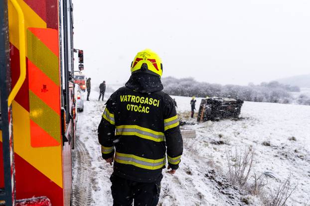 Otočac: Vatrogasci izvukli osobu koja je teretnim vozilom sletjela s ceste