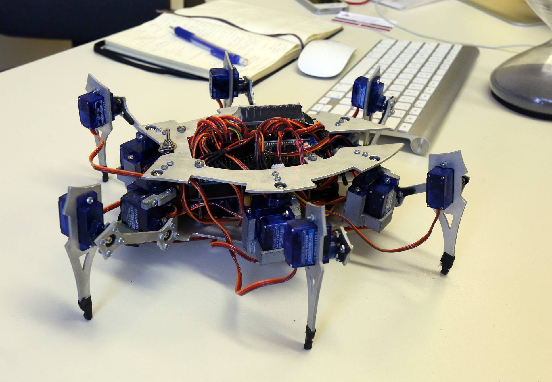 Rijeka: Šesteronožni robot pauk koji služi kao obrazovni alat za u?enje elektronike i robotike 