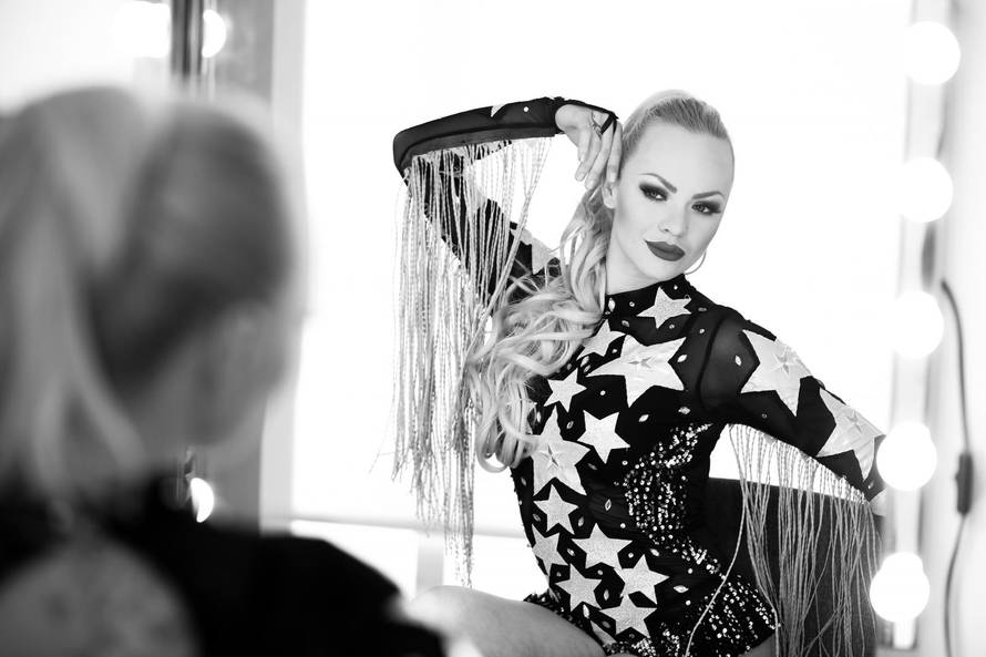 Dorotea: 'Zbog  plesa sam digla kredit kako bi povećala grudi...'