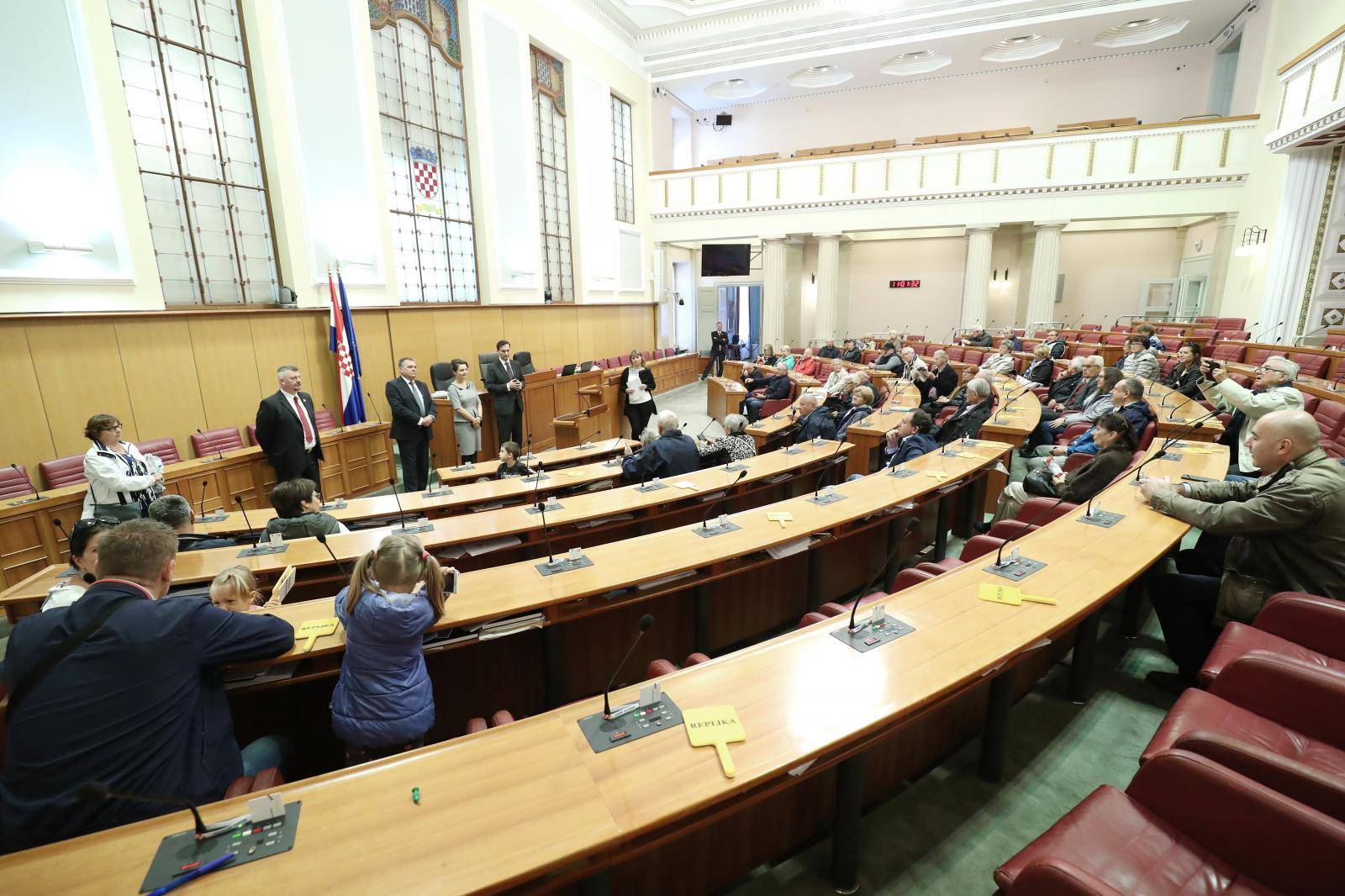 'Kako nam ide, možda bi bilo dobro da djeca sjede u Saboru'