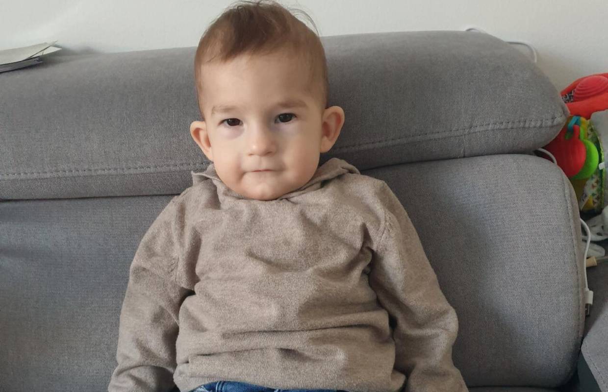 Maleni Jona oporavio se nakon zahtjevne operacije: Proslavio je prvi rođendan i prohodao