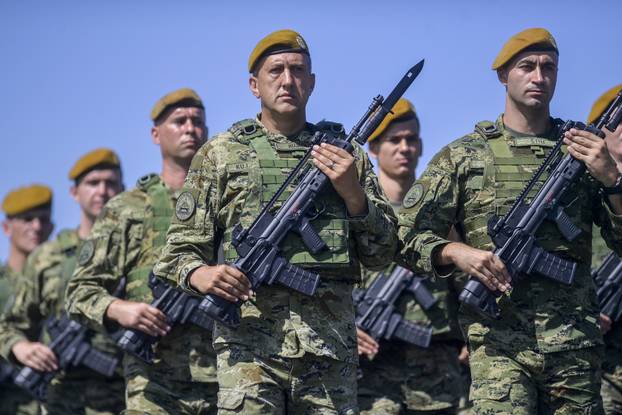 Velika Gorica: Uvježbavanje pješačkih postroja Hrvatske vojske za svečani vojni mimohod