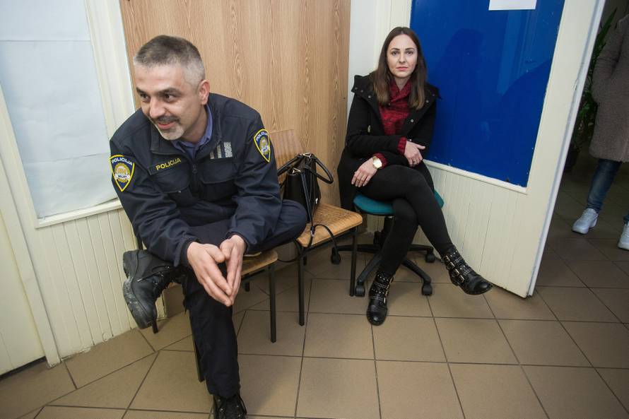 Valpovo: PoÄelo ponovljeno suÄenje Branimiru ÄolakoviÄu zbog pjevanja beÄarca policajki