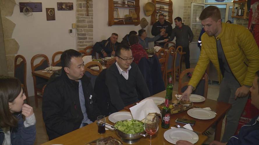 Kinezi se udomaćili u Komarni, s mještanima igraju i košarku