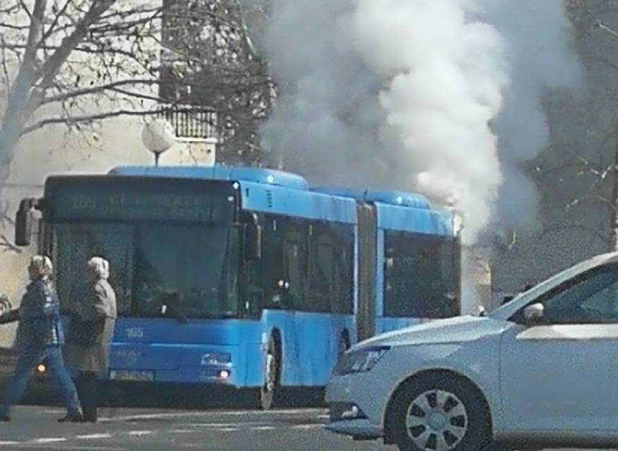 'Osjetili smo da smrdi dim pa vidjeli autobus u plamenu'