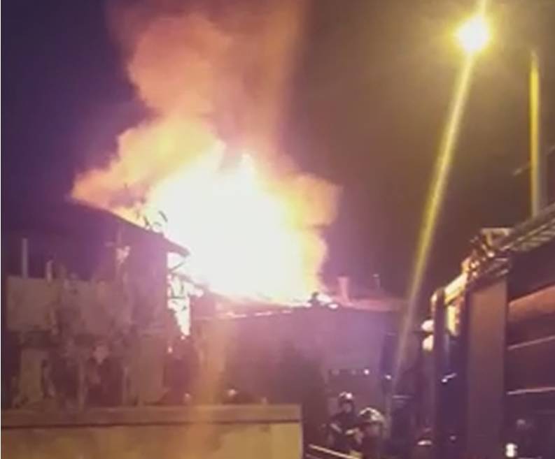 Požar obiteljske kuće u Dubravi gasili su vatrogasci s 5 vozila...