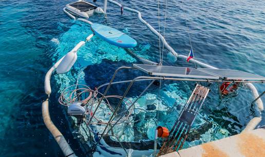 FOTO Jedrilica danima stoji potopljena kod Modre špilje