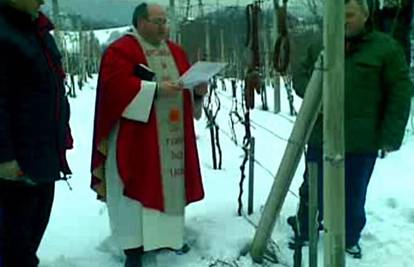 Svećenik služio misu u vinogradu i blagoslovio ga