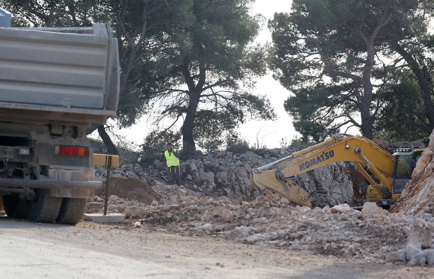 Bagerom prešao preko zaostale mine: Oštećeno je šest auta...
