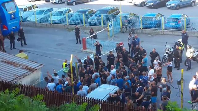 Ultrasi Levskog dočekali su bus Hajduka i vikali: Srbija, Srbija!