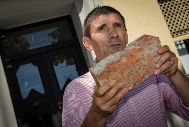 Zagreb: Performans Siniše Labrovića "Zid, pljesak, kuća, smijeh" na Trgu žrtava fašizma 