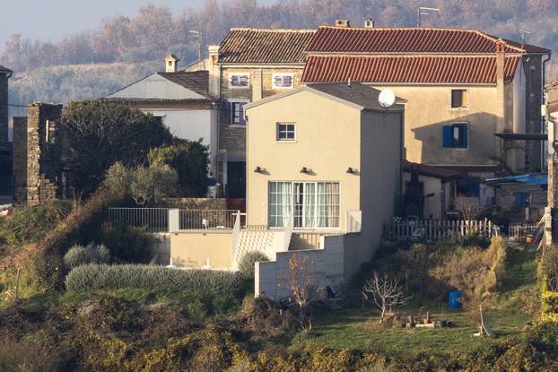 Ku&cacute;a Ivane i Mile Kekina u Momjanu u blizini Buja (arhiva)