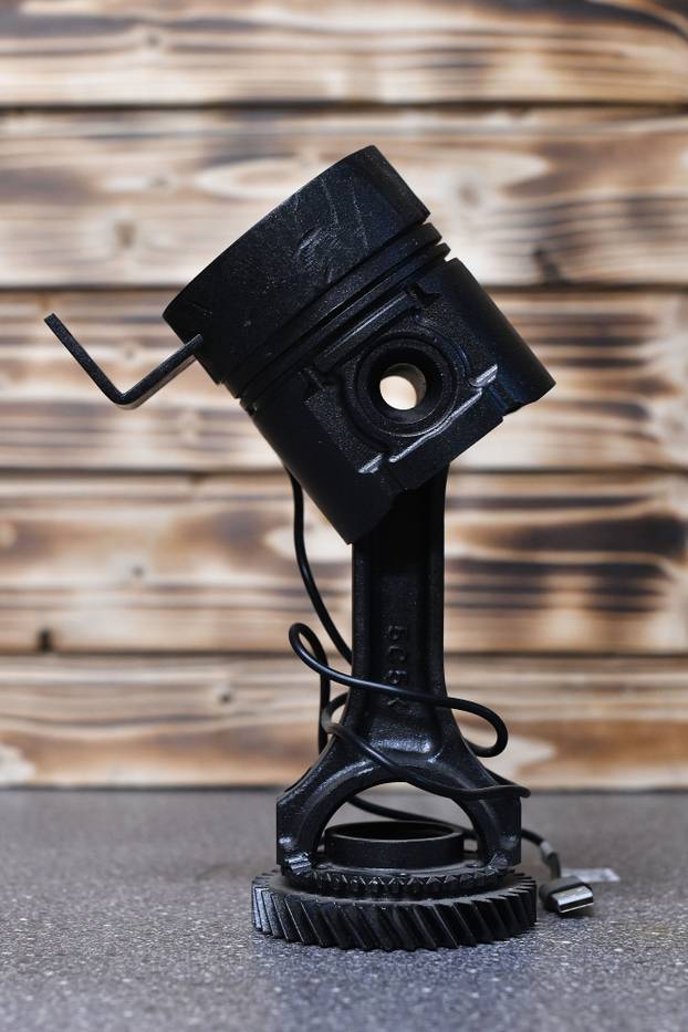 Karlo iz Koprivnice izrađuje zanimljive ukrase i skulpture od dijelova automobila i motora