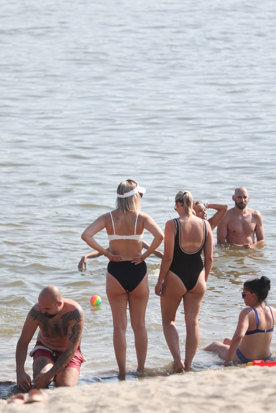 Osijek: Velika temperature je natjerala građane da potraže rashlađenje na Dravi