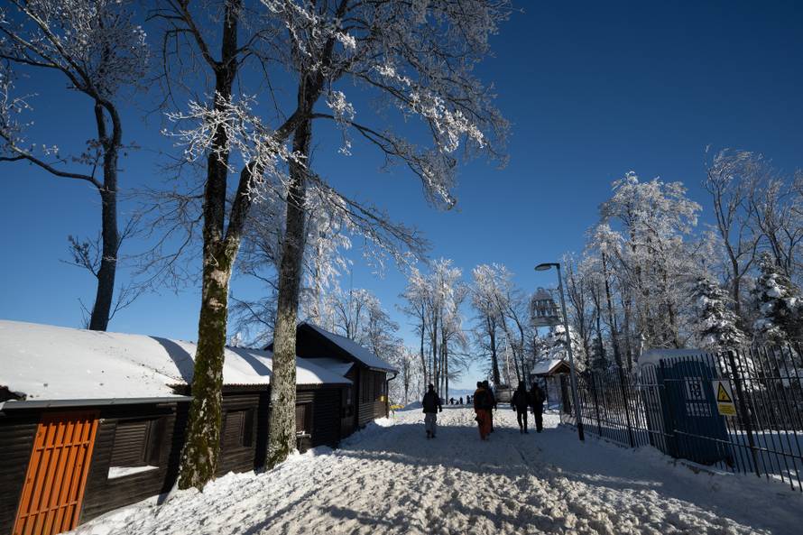 Zagreb: Dok je grad obavijen maglom, Sljeme je okupano suncem 