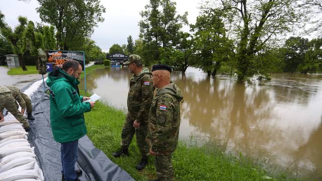 Karlovac: Uz rijeku Koranu vojska postavlja zečje nasipe