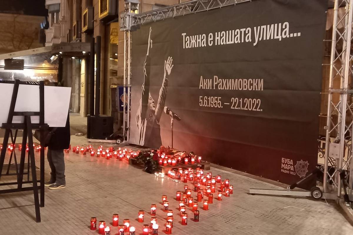 U Skoplju palili svijeće za Akija, na trgu svirali njegove pjesme