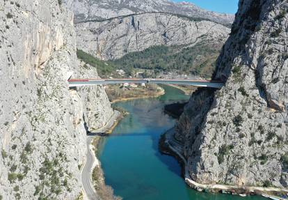 Pogled iz zraka: Spojen most u Omišu, traju zadnje pripreme za svečano otvorenje