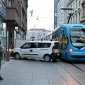 FOTO Sudar tramvaja i auta na Ilici: Promet je bio prekinut