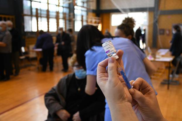 U Đurđevcu organizirano masovno cijepljenje starijih osoba protiv koronavirusa