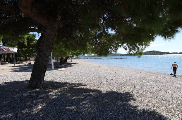 Vodice: Puste i prazne plaže ispred hotela Imperial i Hotel Olympia Sky