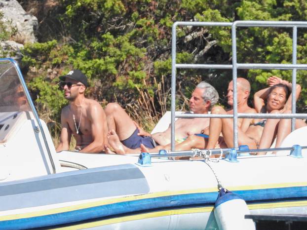 EKSKLUZIVNO: Woody Harrelson nakon partije šaha s Larsom Urlichom i Camilom Alves otišao na kupanje na Korčuli 