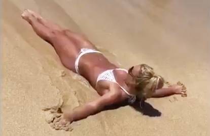 Britney se pohvalila isklesanim tijelom u minijaturnom bikiniju