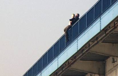Beograđanka (35) htjela skočiti s mosta, spriječila ju je policija 