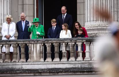 Kraljica Elizabeta pojavila se na balkonu Buckinghamske palače