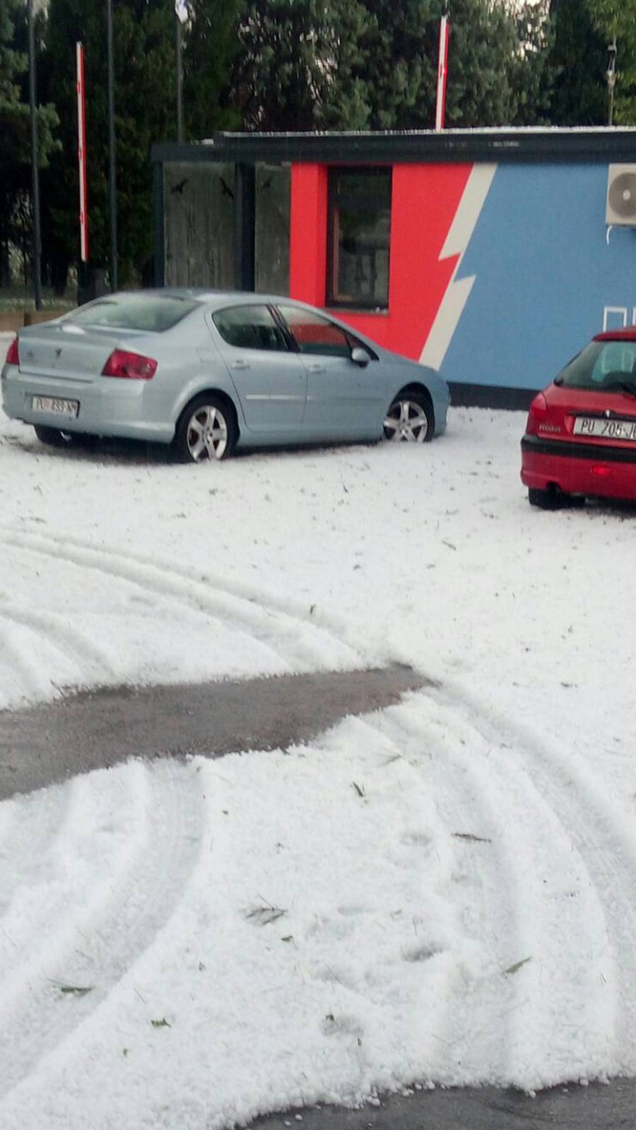 Nezapamćena tuča u Plominu: Sve se bijeli, kao da je  snijeg