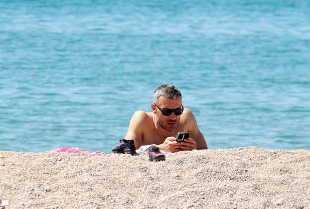 Brodarica: Sun?an dan za ugodna druženja i sun?anja na Rezalištu