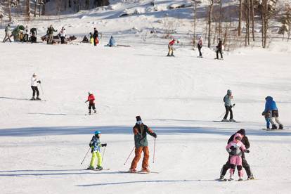 FOTO Otvorena je sezona skijanja i sanjkanja na Platku