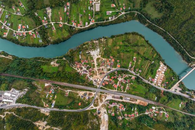 Pogled iz zraka na Donju Jablanicu gdje je prije godinu dana u bujičnim poplavama poginulo 19 osoba
