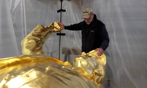 VIDEO Naru&ccaron;ili zlatnog Trumpa od 4,5 metra pa - nestali! Kipar ljut: Duguju mi 83.000 eura!