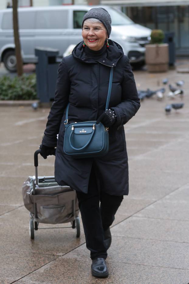 Zagreb: Nasmijana Jadranka Kosor prolazi Trgom Petra Preradovića