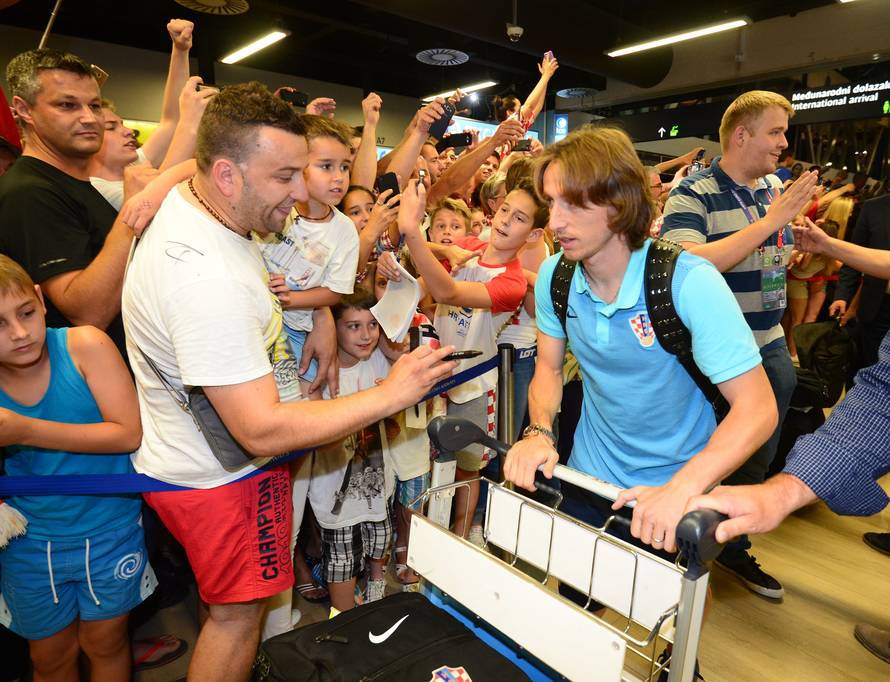 Tisuće ljudi dočekale 'vatrene'! Navijači skandirali Anti Čačiću