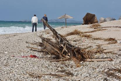 Nevrijeme koje je sinoć zahvatilo Primošten uništilo plažu