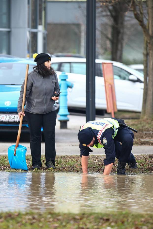 Zagreb: Poplava u Ukrajinskoj ulici zbog puknuća cijevi