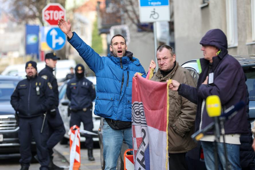 Prosvjednici  su stigli pred stan Tomislava Tomaševića i najavili  da će pjevati Thompsonove pjesme 