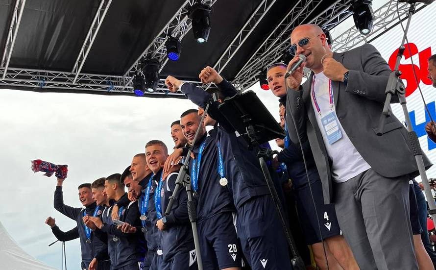 VIDEO 5000 navijača dočekalo Hajdukove tiće na splitskoj Rivi